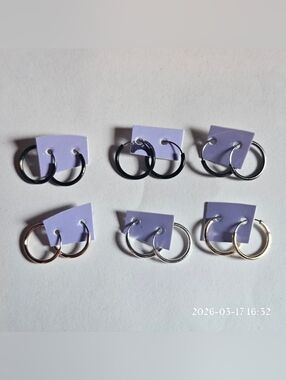 💙2/$8💙 Claire's Mini Hoop Earrings